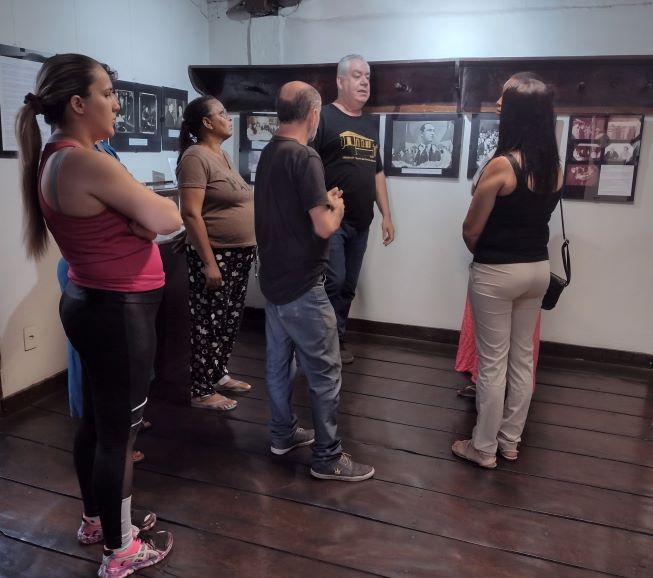 api-modulos/fotos/img/galeria_cat_culturais_535/535/13479/VISITA GUIADA POR ALAÉRCIO DELFINO, CAPS II, RESPONSÁVEL WINNIE, 10.10.2025 (6).jpg